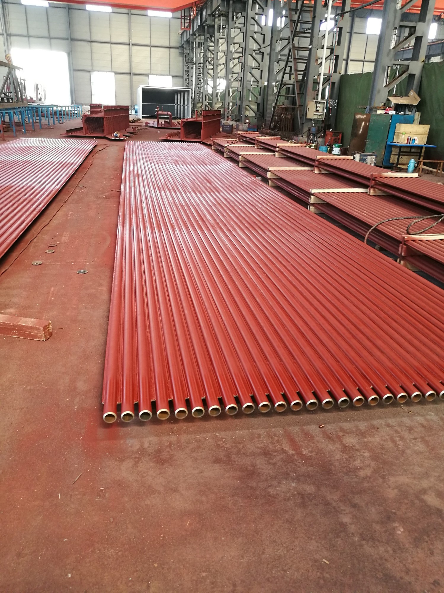 材質(zhì)：SA-210C規(guī)格：63.5×7.5 4根一排，鱗片寬度12.7mm厚度6mm管排總長(zhǎng)度12米，內(nèi)螺紋8個(gè)頭） 管材需正偏差，帶500米密封