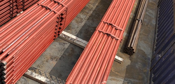 材質(zhì)：SA-210C規(guī)格：63.5×7.5 4根一排，鱗片寬度12.7mm厚度6mm管排總長(zhǎng)度12米，內(nèi)螺紋8個(gè)頭） 管材需正偏差，帶500米密封