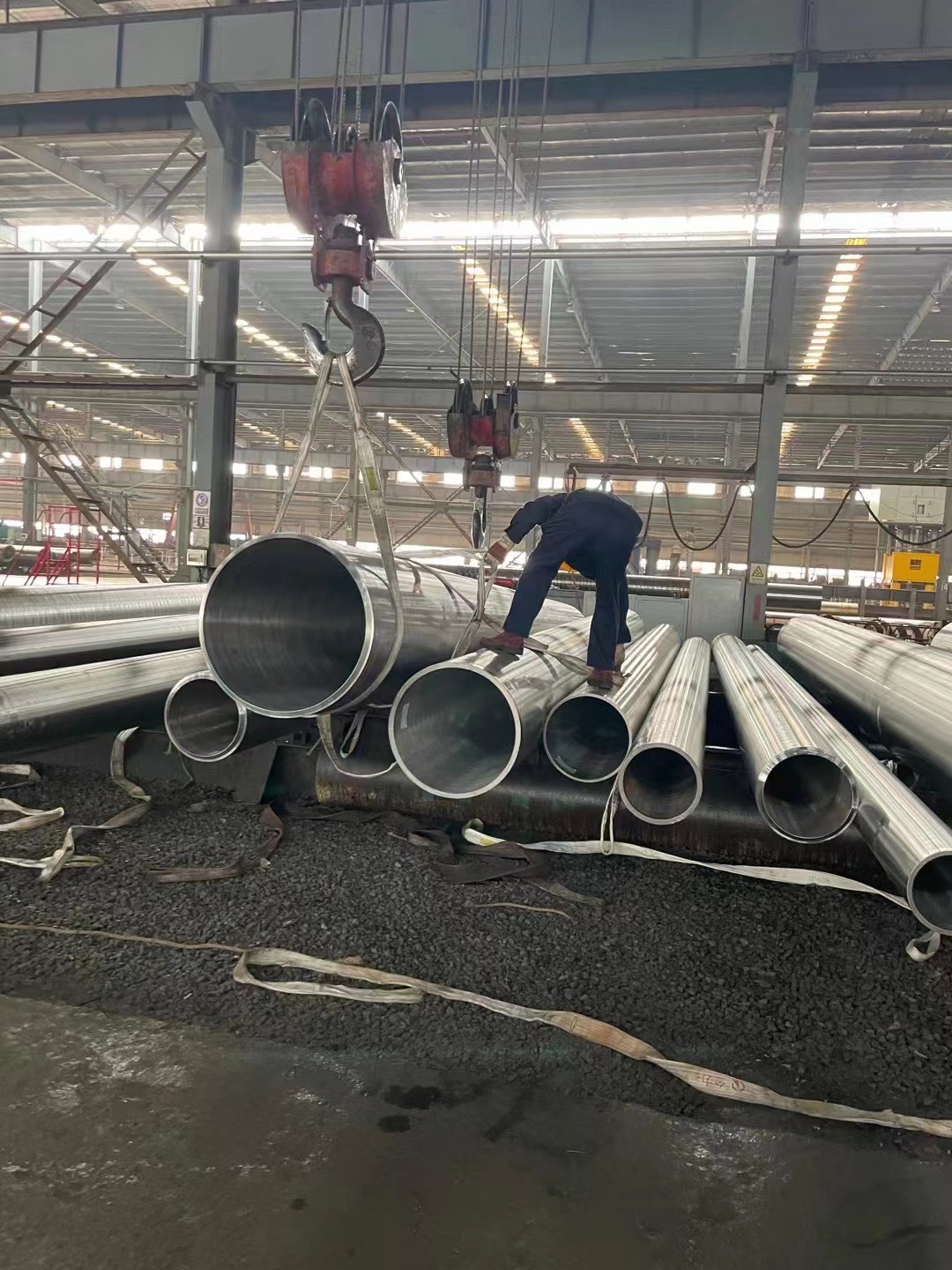 乙烯裝置超高壓蒸汽管道設(shè)計(jì)溫度545℃，設(shè)計(jì)壓力13.5MPa，設(shè)計(jì)選用A335-P91鋼，規(guī)格Φ168.3×14.27~Φ609.6×46.02