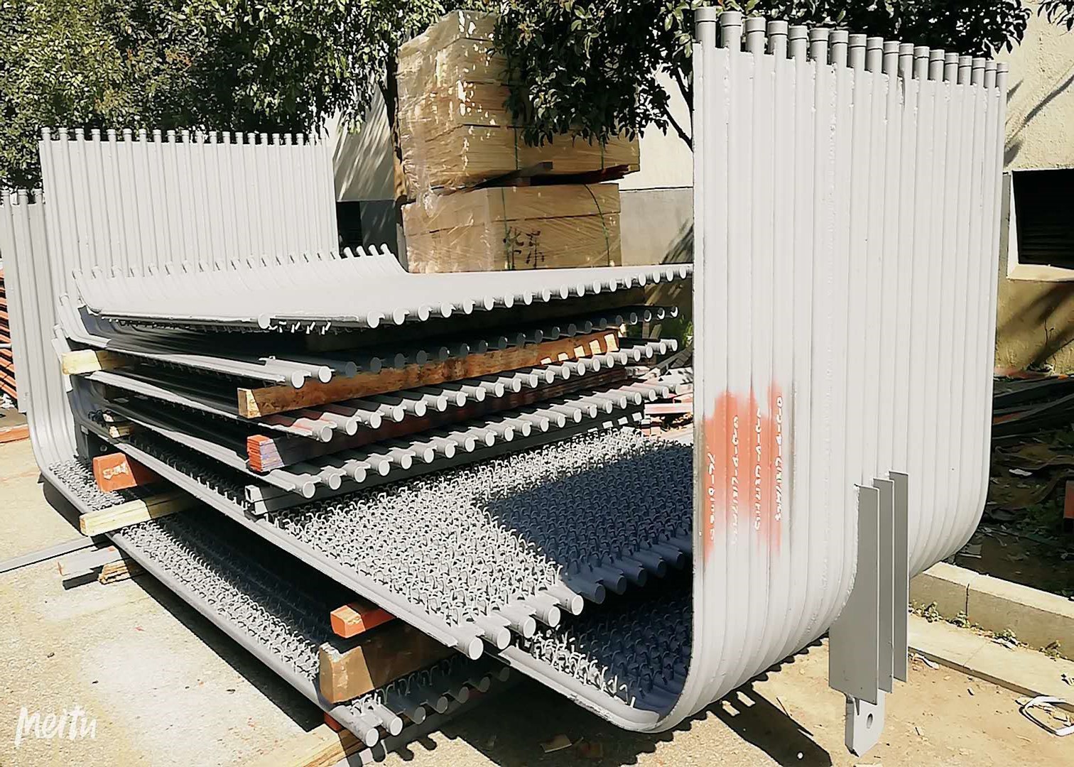 屏寬：50.8×10=508mm；長(zhǎng)：6000mm;S=50.8mm。螺旋水冷壁管盤(pán)繞管圈，傾角為19.471°，管子規(guī)格Φ38.1×7.5。螺旋管屏膜式扁鋼厚δ=6.4，采用雙面坡口焊接型式。