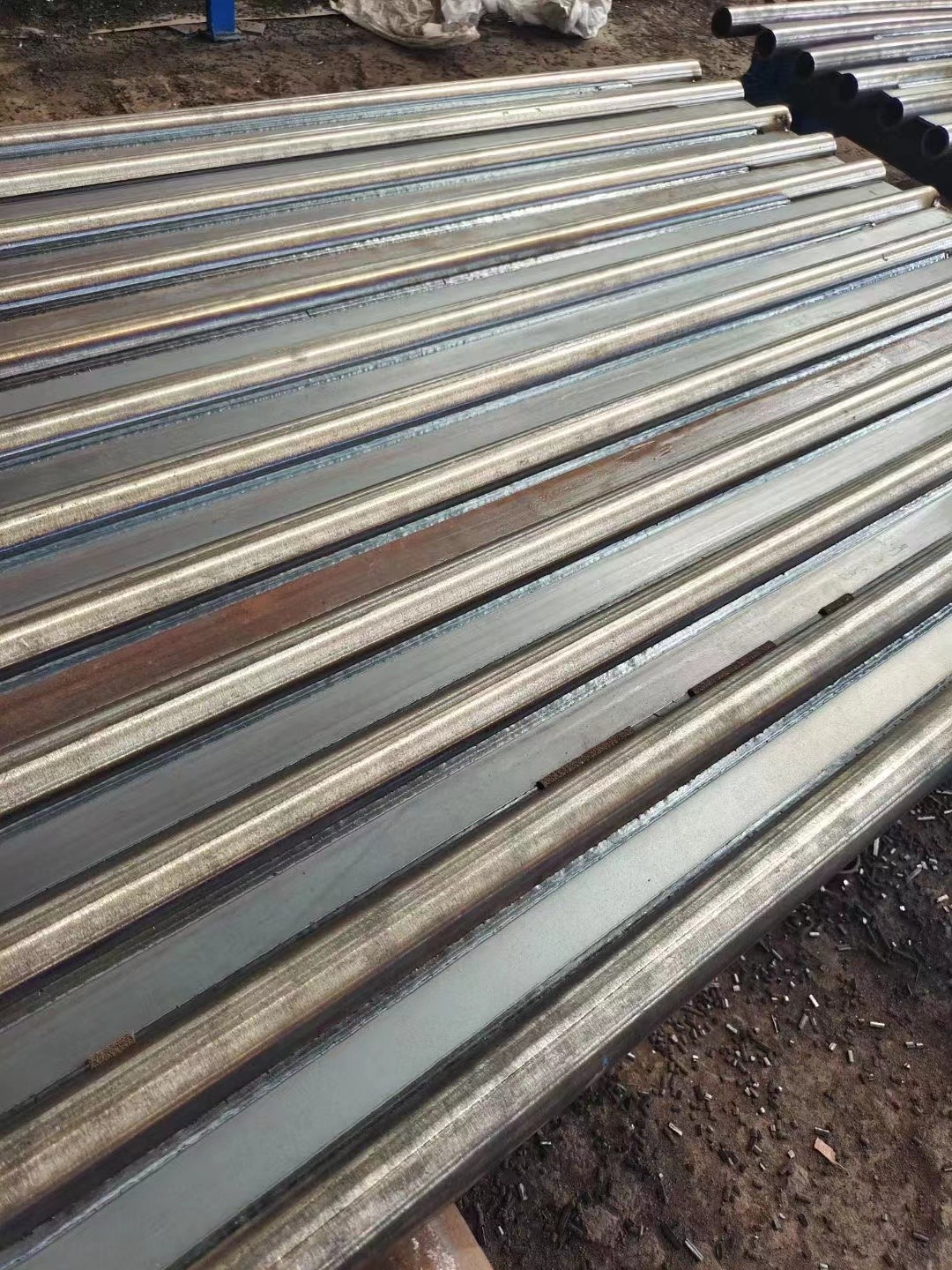 Φ38.1×7.5 SA-213T2 每件9根水冷壁管一排，長12米，管節(jié)距50.8mm,鰭片連接，鰭片為膜式扁鋼厚δ6.4㎜，材料為15CrMo，采用雙面坡口焊接型式