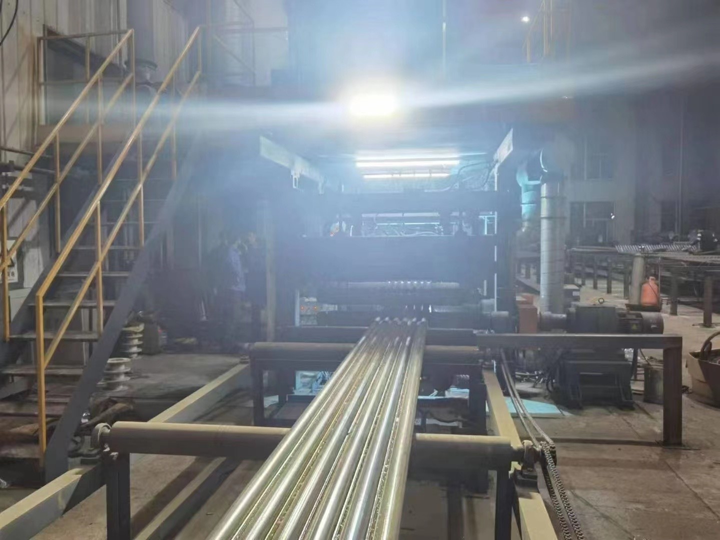 水冷壁管屏|Φ38.1×7.5 SA-213T2 每件9根水冷壁管一排，長12米，管節(jié)距50.8mm,鰭片連接，鰭片為膜式扁鋼厚δ6.4㎜，材料為15CrMo，采用雙面坡口焊接型式