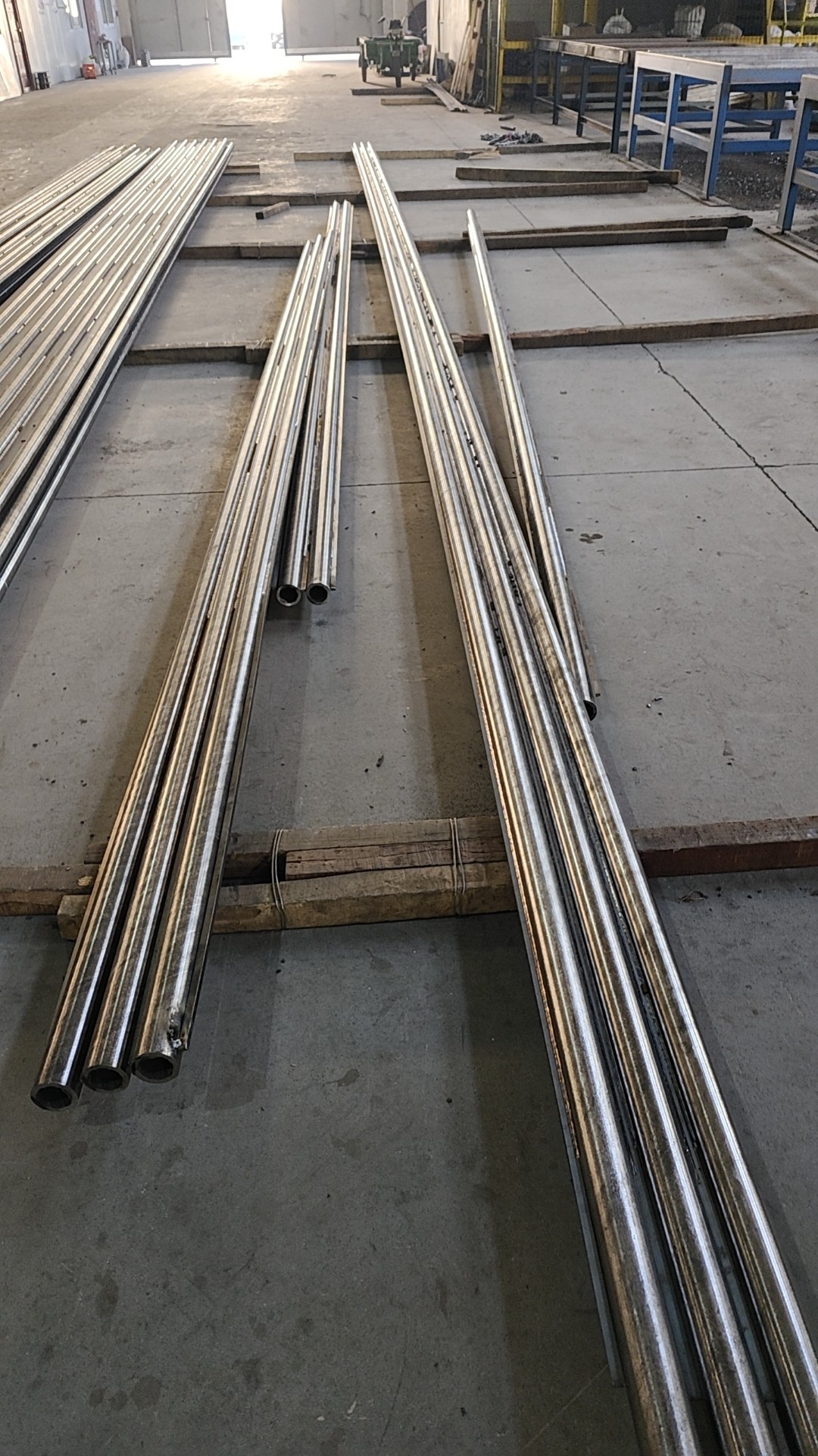 管排長度為6米，每件管排由10根管子組成，管子中心距為54mm，鰭片厚度為6.4mm