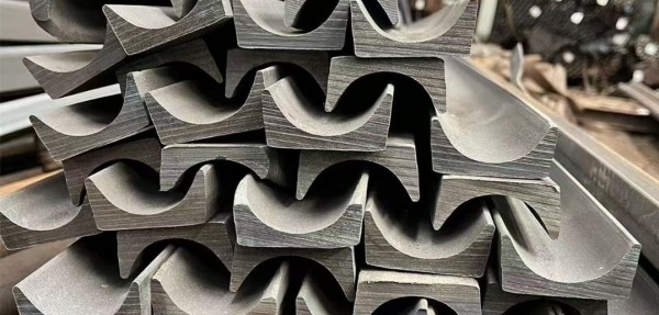 水冷壁固定槽型鋼|哈鍋HG-1205/25.4-YM1型圖號F002BGL021Q361，55×24，L=900，15CrMo